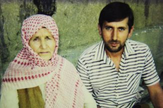 Дагир Хасавов с матерью в родном селе Брагуны