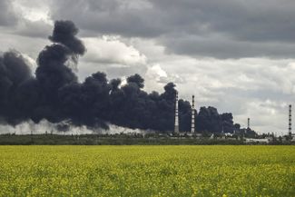 Дым над нефтеперерабатывающим заводом в Лисичанске после обстрела