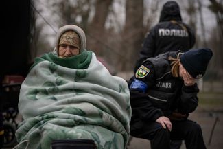 Эмоции сотрудницы украинской полиции, работающей с беженцами из Ирпеня.<br>