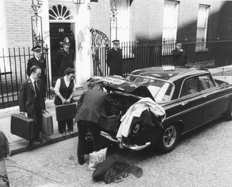mai 1979  Le député travailliste James Callahan emballe ses affaires dans une voiture se préparant à quitter la résidence du Premier ministre du Royaume-Uni à Londres.  Il a perdu les élections générales et - pour la première fois <a href="https://meduza.io/feature/2020/07/26/pervaya-zhenschina-premier-byla-ne-v-velikobritanii-germanii-ili-izraile-60-let-nazad-ona-vozglavila-pravitelstvo-shri- Lanki" rel="noopener noreferrer" cible="_blanc">in the history of western countries</a> – lost the post of Prime Minister to a woman, the leader of the Conservatives, Margaret Thatcher.”/></noscript></div>
</div>
</div><figcaption/></figure>
<figure class=