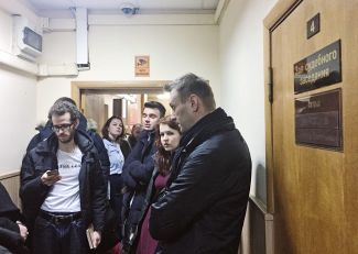 Алексей Навальный в коридоре Тверского районного суда Москвы 27 марта 2017 года