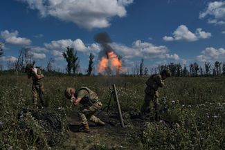 Военнослужащие ВСУ ведут минометный огонь по российским позициям в районе Бахмута в Донецкой области Украины