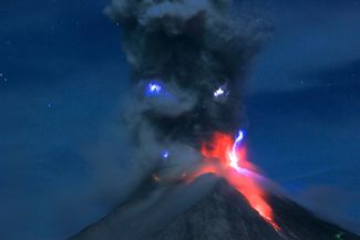 Извержение вулкана в Индонезии, 29 февраля 2016 <br>