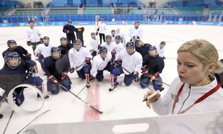Женская сборная Кореи по хоккею со своим тренером Сарой Мюррей перед началом Олимпийских игр в Пхенчхане