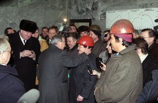 1999. Yevgeny Primakov during a visit to a Siberian metallurgical plant.