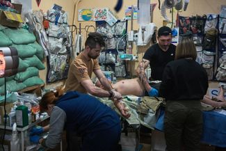 Раненному украинскому солдату оказывают медицинскую помощь в пункте стабилизации в Часовом Яре. 29 января 2025 года