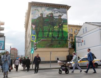 Граффити в Москве с тремя солдатами, на рукавах которых — буква Z, пропагандистский символ поддержки войны в Украине. Фото сделано 22 сентября — на следующий день после объявления мобилизации
