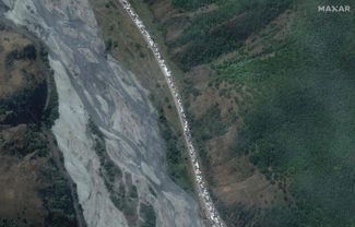 На спутниковом снимке — очередь из автомобилей на российско-грузинской границе, 27 сентября 2022 года