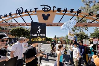 Члены гильдии актеров блокируют вход на студию Disney. 14 июля 2023 года