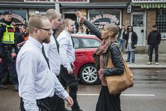 Женщина протестует против акции нацисткой организации Nordiska Motståndsrörelsen в Швеции, 1 мая
