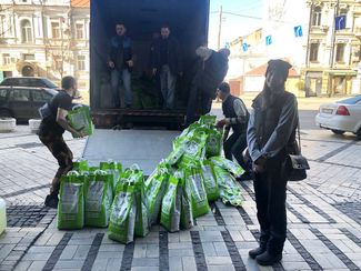 Волонтеры отправляют корм для животных Гостомельскому приюту
