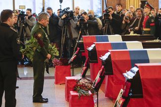 Министр обороны Сергей Шойгу на церемонии прощания с погибшими артистами ансамбля имени Александрова