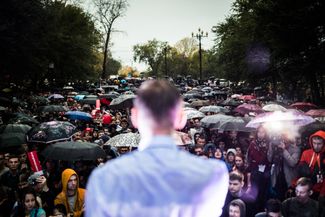 Navalny meets with voters in Khabarovsk on September 24, 2017.