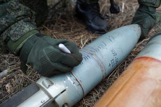 Российский танкист в оккупированной Херсонской области пишет послание на снаряде