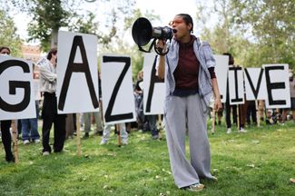 Демонстранты в лагере в поддержку жителей сектора Газа в Университете Южной Калифорнии в Лос-Анджелесе, 24 апреля 2024 года
