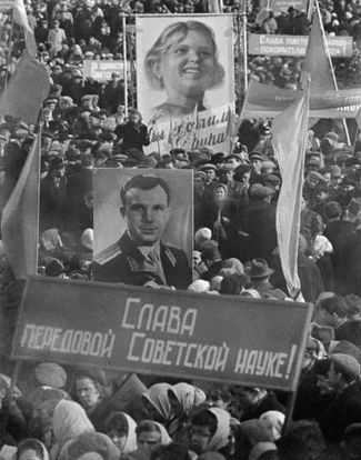 Митинг на одной из улиц Москвы в честь летчика-космонавта СССР Юрия Алексеевича Гагарина