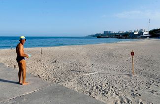 Пляж в Одессе. По данным Минобороны Великобритании, Украина заминировала прибрежную зону из-за сохраняющейся угрозы со стороны России в Черном море