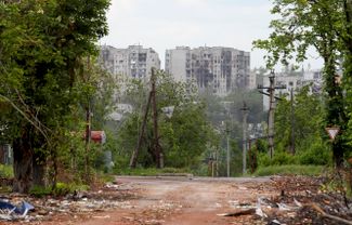 Поврежденные в ходе артобстрелов жилые многоэтажки в Попасной. Город, сильно пострадавший в ходе боев за Луганскую область, сейчас находится под российским контролем<br>