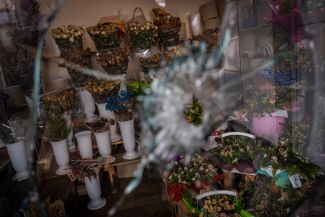Засохшие букеты в цветочном магазине на закрытом харьковском рынке