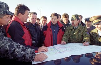 Глава МЧС Сергей Шойгу проводит совещание в Нефтегорске на Сахалине, где накануне произошло землетрясение, 29 мая 1995 года