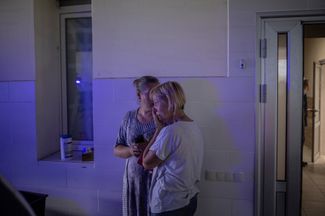 Светлана плачет в отделении скорой помощи, куда привезли ее мужа Сергея