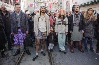 Женщины и мужчины в юбках на акции протеста после убийства Озгеджан Аслан. Стамбул, 21 февраля 2015 года