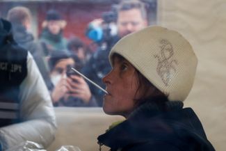 Женщина сдает биоматериал (соскоб буккального эпителия со щеки) для ДНК-экспертизы в Изюме, Харьковская область. Изюм был оккупирован российскими войсками с весны 2022 года, однако после массированного наступления ВСУ российские военные были вынуждены покинуть город