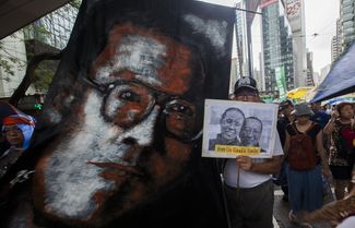 Баннер с портретом Лю Сяобо на акции протеста в Гонконге в 20-ю годовщину передачи Гонконга Китаю. 1 июля 2017 года