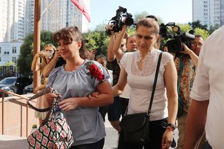Аурелия Дундук, мать сестер Хачатурян, с адвокатом перед судом над сестрами Хачатурян в Москве, 27 июля 2018 года