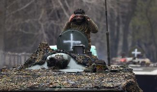 Украинские военные едут к линии фронта в Бахмуте и Часовом Яру