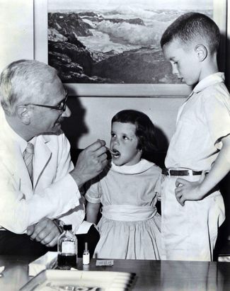 1966 год. Создатель вакцины от полиомиелита Альберт Сейбин прививает детей