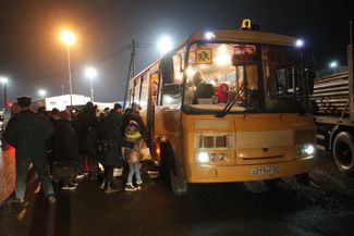 Многих эвакуированных везут в Россию на автобусах «ПАЗ», которые вмещают около 40 человек