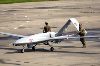 Военнослужащие ВСУ готовят к запуску БПЛА Bayraktar во время совместных с США учений Exercise Sea Breeze на аэродроме Кульбакино в Николаеве. 30 июня 2021 года