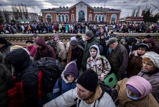 Центральный вокзал Краматорска. Семьи покидают город, после того как Россия объявила о «деэскалации» на Киевском направлении и сосредотачивает силы для наступления в Донбассе