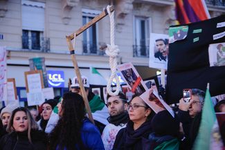 Марш против репрессий в Иране. Париж, 11 декабря 2022 года