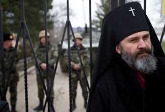 Архиепископ УПЦ КП Климент у ворот воинской части в Перевальном. 2 марта 2014 года