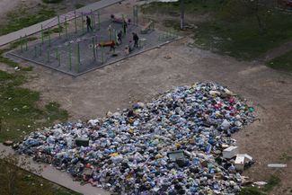Гора мусора на одной из улиц Мариуполя.