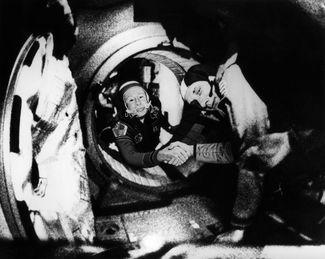 Историческое рукопожатие в космосе: командиры экипажей «Союза-19» и «Аполлона» Алексей Леонов и Томас Стаффорд после стыковки их кораблей. 17 июля 1975 года.