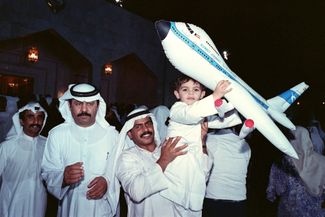Пассажиры рейса Kuwait Airways, угнанного ливанскими террористами по пути из Бангкока в Кувейт в апреле 1988 года. Захватчики удерживали самолет, требуя освобождения 17 мусульман-шиитов, подозреваемых властями Кувейта в организации терактов за пять лет до этого. Через 16 дней угонщики сдались правительству Алжира. В результате инцидента погибли двое из 112 заложников