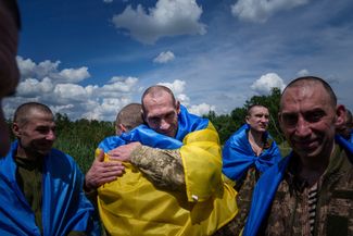 Север Сумской области. Украинский военнослужащий обнимает товарища. Они только что вернулись из российского плена