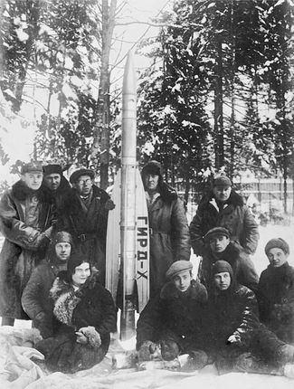Сергей Королев (крайний слева) на Нахабинском полигоне перед пуском ракеты «ГИРД-Х». 1933 год