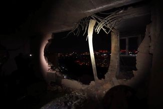 Пролом в стене жилого дома после падения обломков беспилотника