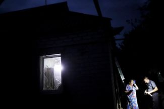 Жители Краматорска возле своего дома, пострадавшего от российского обстрела