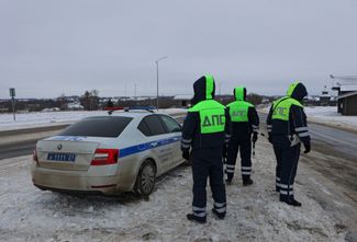 Сотрудники ГИБДД перекрывают дорогу возле места крушения Ил-76