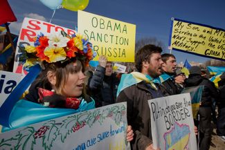 Украинцы протестуют против присоединения Крыма напротив Белого дома. Вашингтон, 6 марта 2014 года