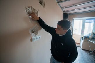 Богдан показывает пролом в стене своей квартиры