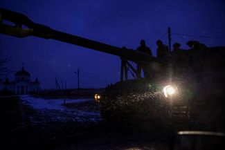 Украинские военные на самоходной гаубице