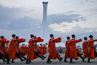Казаки маршируют в сочинском Олимпийском парке во время Чемпионата мира по футболу в 2018 году