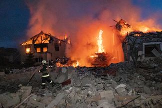 Пожар, возникший в результате ракетного удара по Харькову в ночь на 10 мая