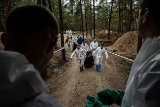 Эксгумация тел жителей Изюма, погибших за семь месяцев оккупации города